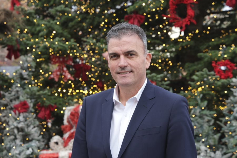 ο Δήμαρχος Λαρισαίων, κ.Θανάσης Μαμάκος μπροστά από το Χριστουγεννιάτικο δέντρο