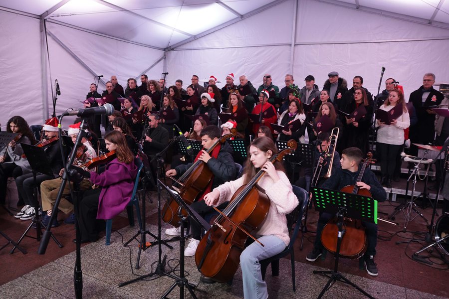 Φωτογραφίες από το drone show στην κεντρική πλατεία της Λάρισας
