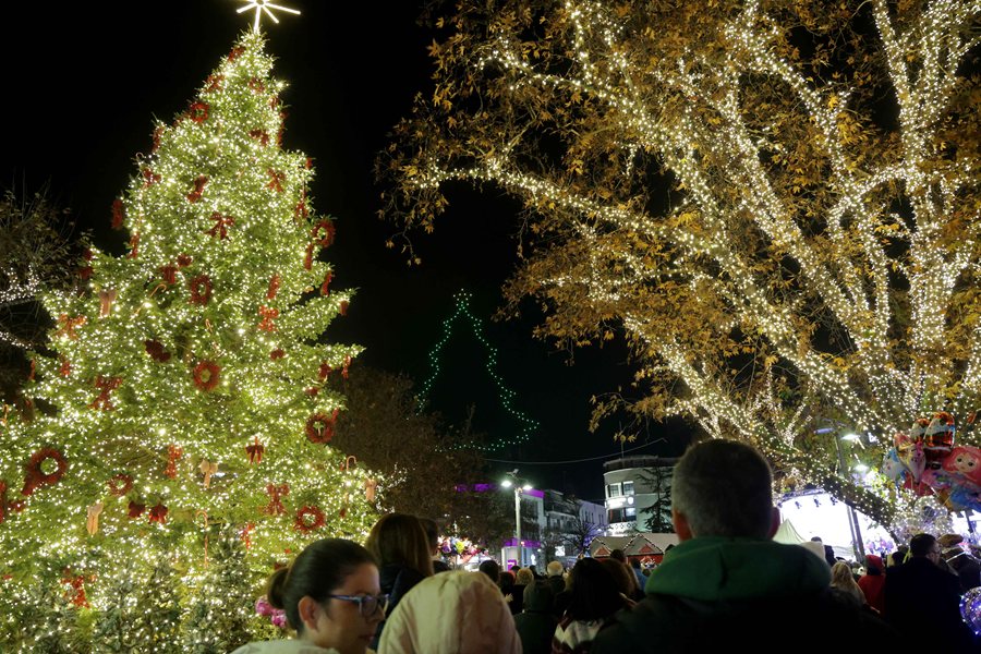 Φωτογραφίες από το drone show στην κεντρική πλατεία της Λάρισας