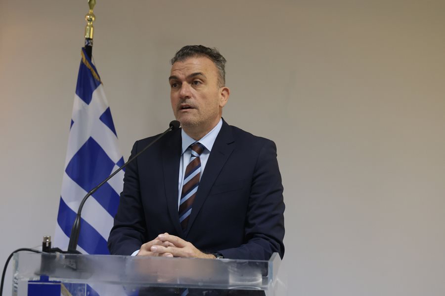 Στιγμιότυπο από την γιορτή της ΔΕΥΑΛ για την κοπή της πρωτοχρονιάτικης πίτας