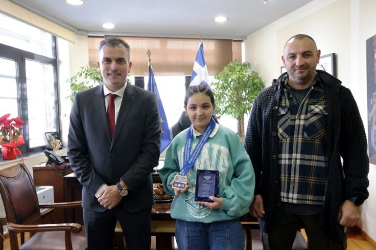 Ο Δήμαρχος με την νεαρή αθλήτρια και τον προπονητή της