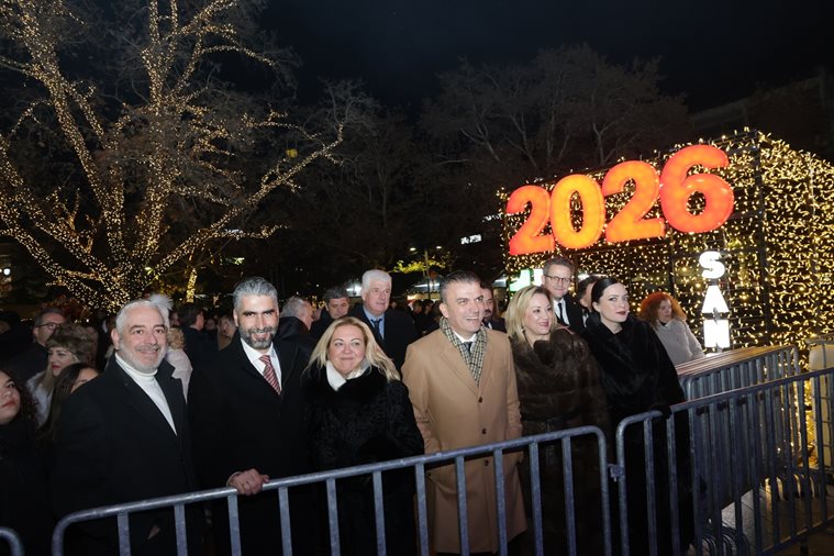 Στιγμιότυπο από την εκδήλωση υποδοχής του νέου χρόνου στην Κεντρική Πλατεία με τον Δώρο Δημοσθένους
