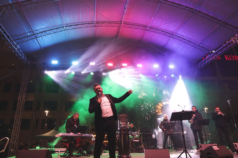 Στιγμιότυπο από την εκδήλωση υποδοχής του νέου χρόνου στην Κεντρική Πλατεία με τον Δώρο Δημοσθένους