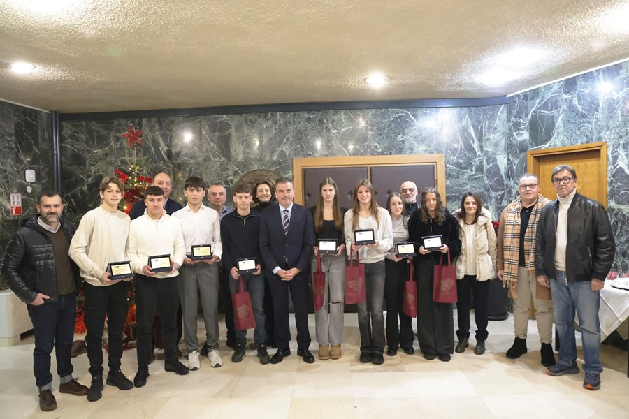 Ο Δήμαρχος με τους βραβευμένους αθλητές