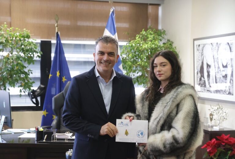 Ο Δήμαρχος με την τυχερή που βρήκε το φλουρί της πρωτοχρονιάτικης πίτας