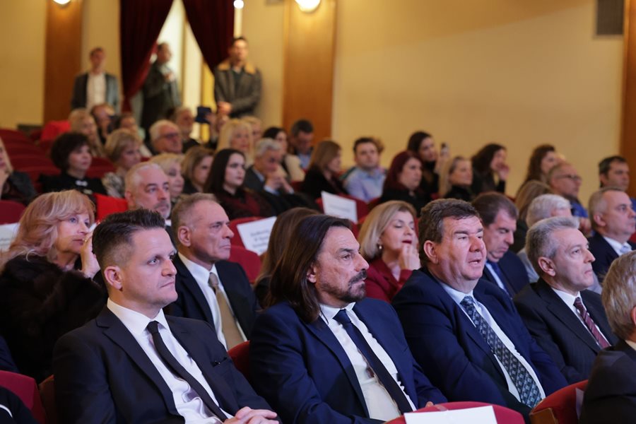 Στιγμιότυπο από την δεξίωση για την κοπή της πρωτοχρονιάτικης πίτας