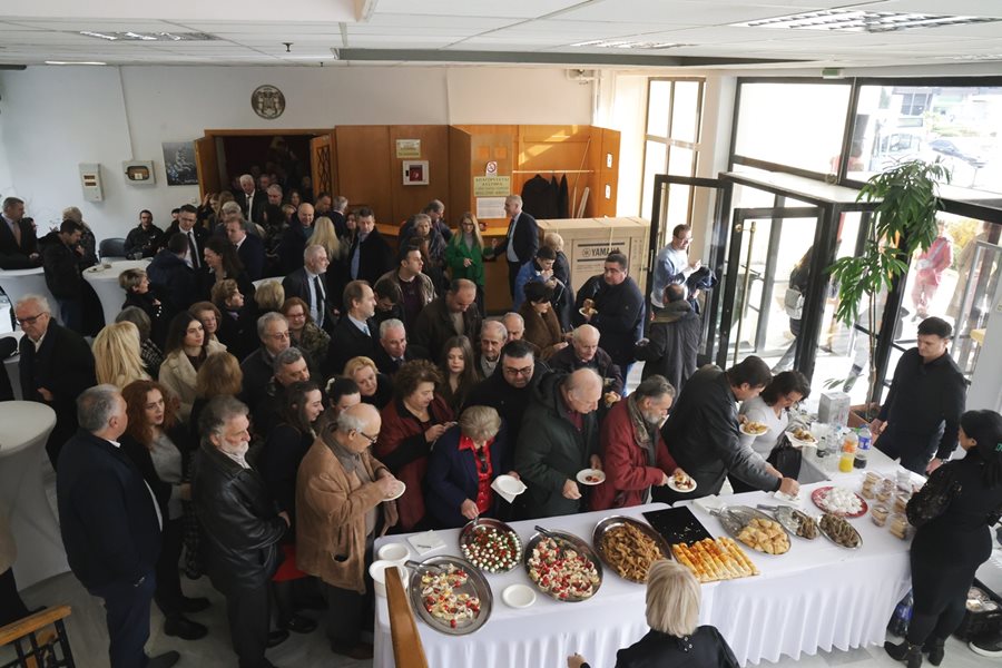 Στιγμιότυπο από την δεξίωση για την κοπή της πρωτοχρονιάτικης πίτας