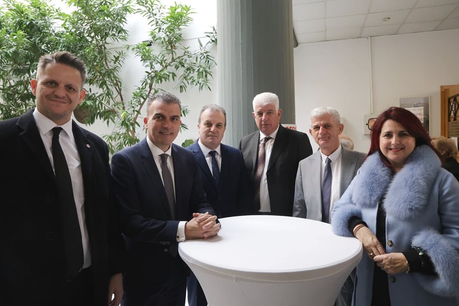 Στιγμιότυπο από την δεξίωση για την κοπή της πρωτοχρονιάτικης πίτας